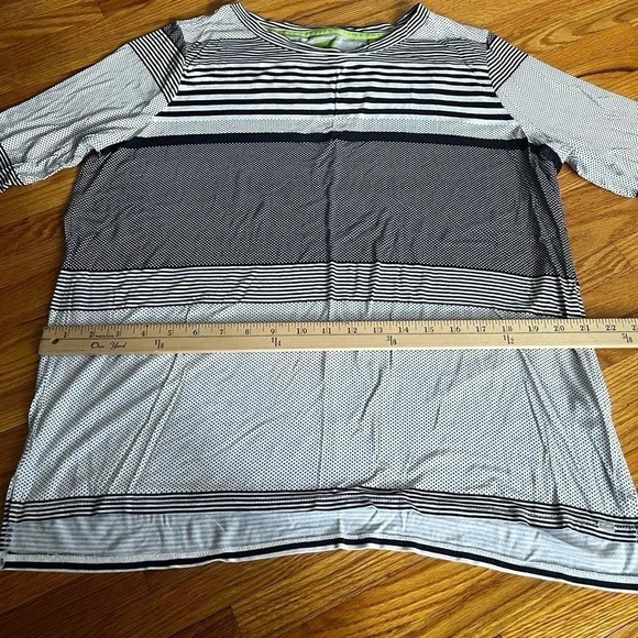 Quarter sleeve top - Picture 1 of 4